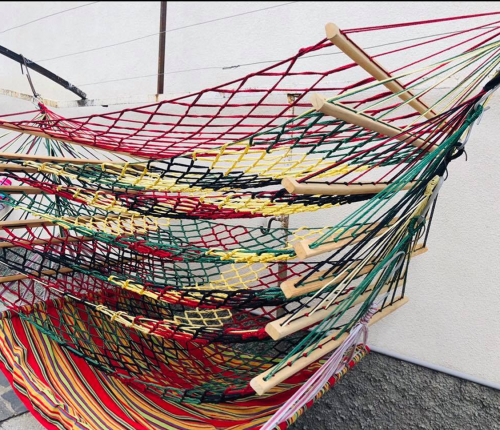 ფერადი დაწნული ჰამაკი